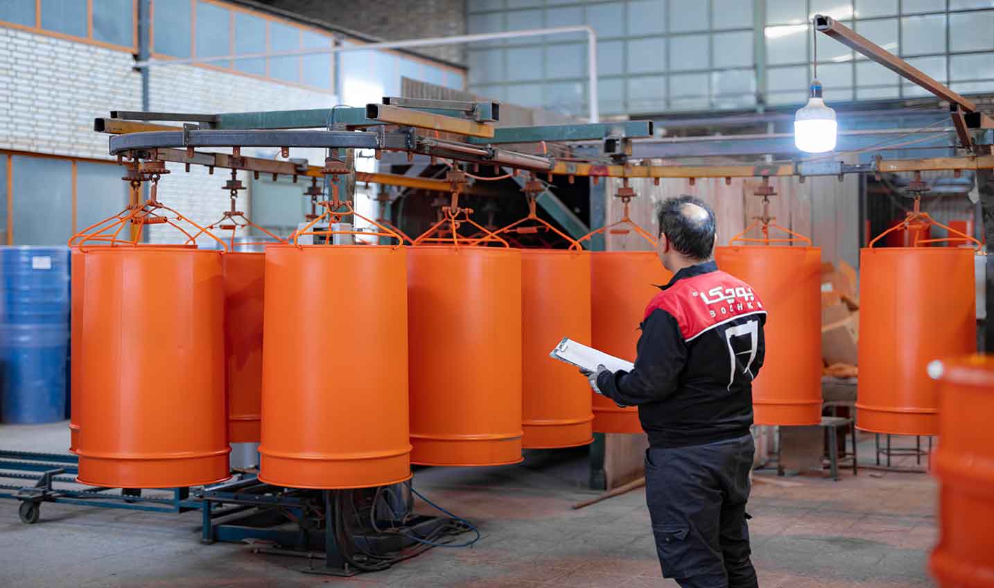 مرحله کنترل کیفیت رنگ آمیزی در کارخانه بشکه‌سازی پوچکا