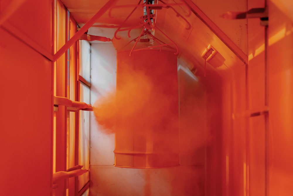 اتاق رنگ آمیزی پودری الکترواستاتیک در کارخانه بشکه سازی بوچکا