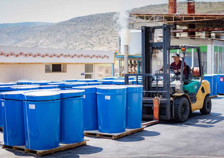 جابجایی بشکه کونیکال با لیفتراک در مجموعه بشکه سازی بوچکا