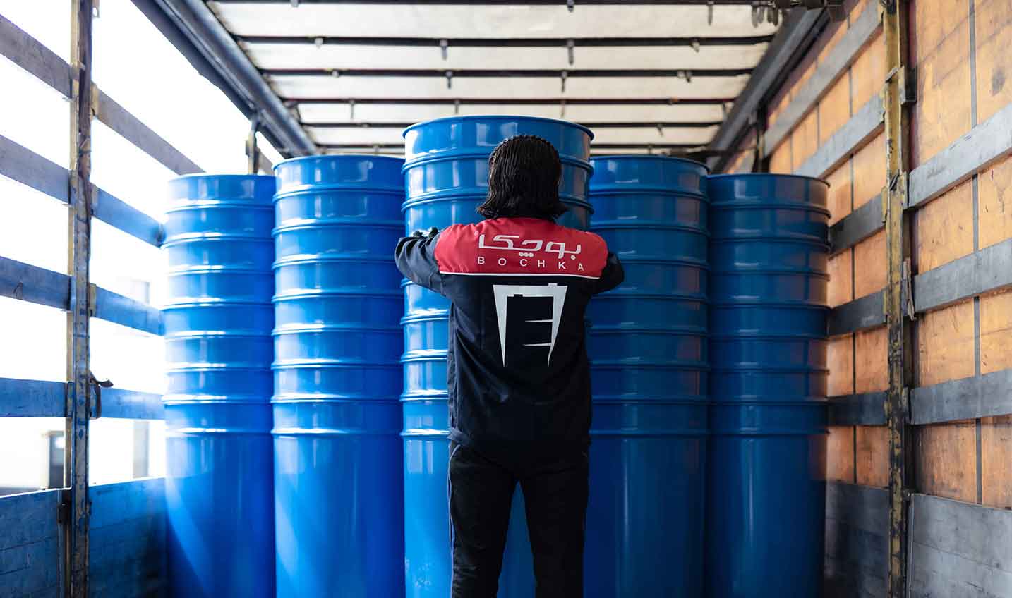 چیدن بشکه مخروطی(کونیکال) تولیدی بشکه سازی بوچکا توسط کارکنان کارخانه